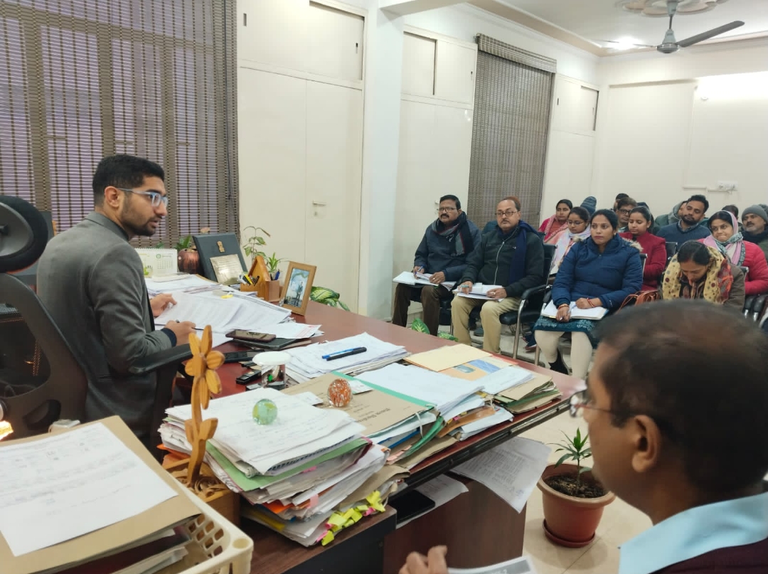 मुख्य विकास अधिकारी हिमांशु नागपाल कास खंड हरहुआ एवं आराजी लाइन निर्माण कार्य एवं व्यय की समीक्षा
