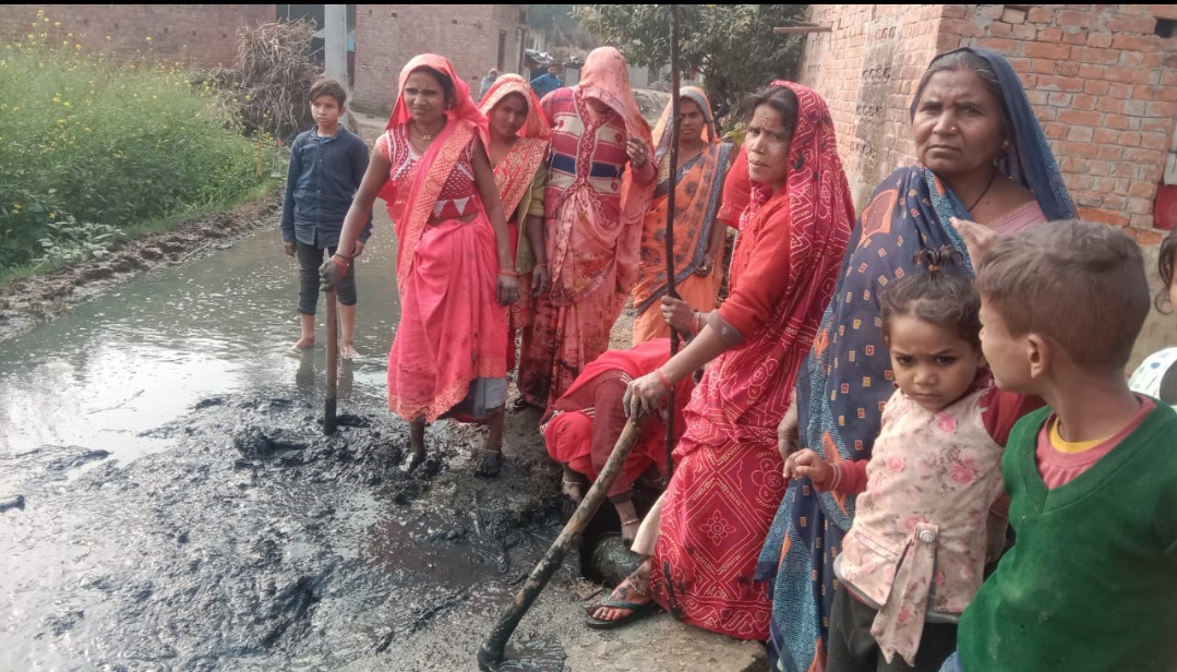 सीवर की समस्या से परेशान गाँव की महिलाओं ने सीवर का किया सफाई