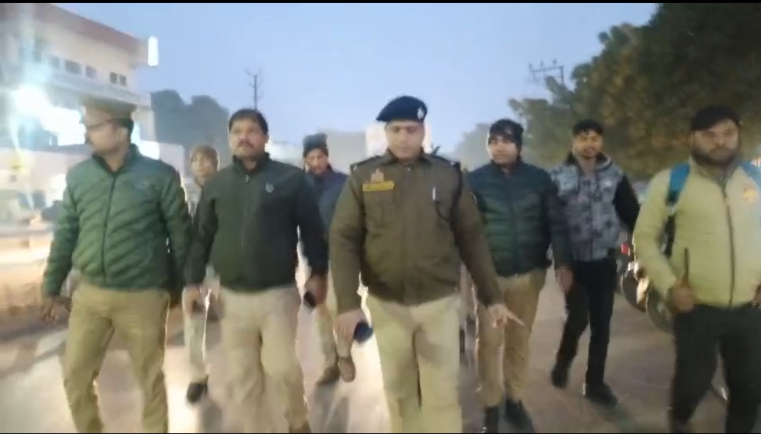 वाराणसी एसीपी भेलूपुर ने पुलिस बल के साथ क्षेत्रों में किया पैदल गश्त