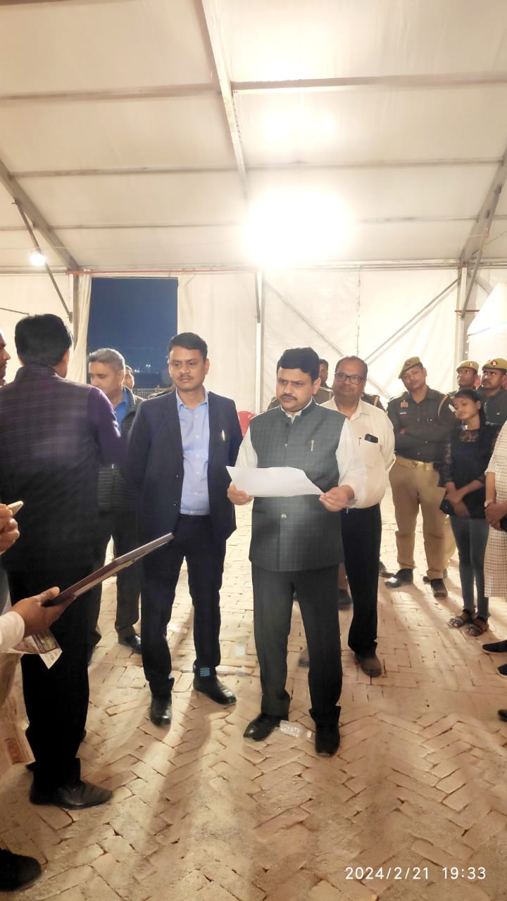 मंडलायुक्त ने करखियांव स्थित अमूल प्लांट व सभास्थल का निरीक्षण किया