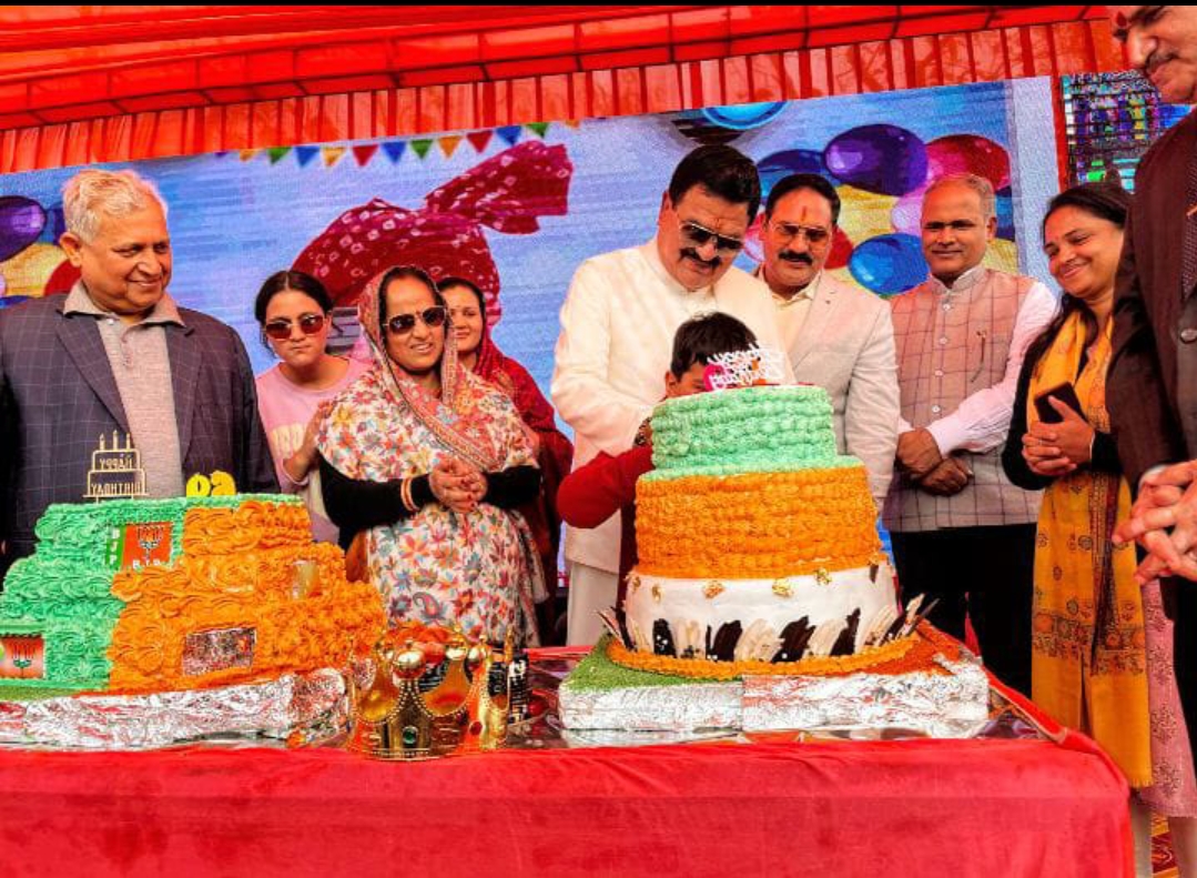 केक काटकर मनाया विधायक का जन्मदिन