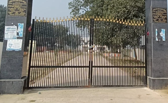 पिंडरा ब्लाक का मुख्य द्वार का गेट आधे महीने से बंद क्यों