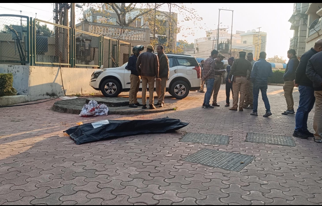 कैण्ट थाना क्षेत्र के सेंट्रल जेल रोड़ स्थित स्थित वरुणा गार्डन के ए ब्लॉक की बिल्डिंग से कूद कर एक युवक ने दी जान।