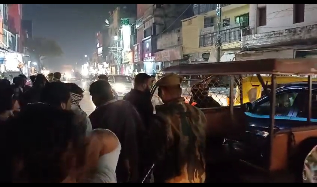 विकास नामक अर्दली बाजार के बाइक सवार युवक की बस की टक्कर से हुआ दुर्घरणग्रस्त, मौके पर चौकी प्रभारी अर्दली बाजार मौजूद