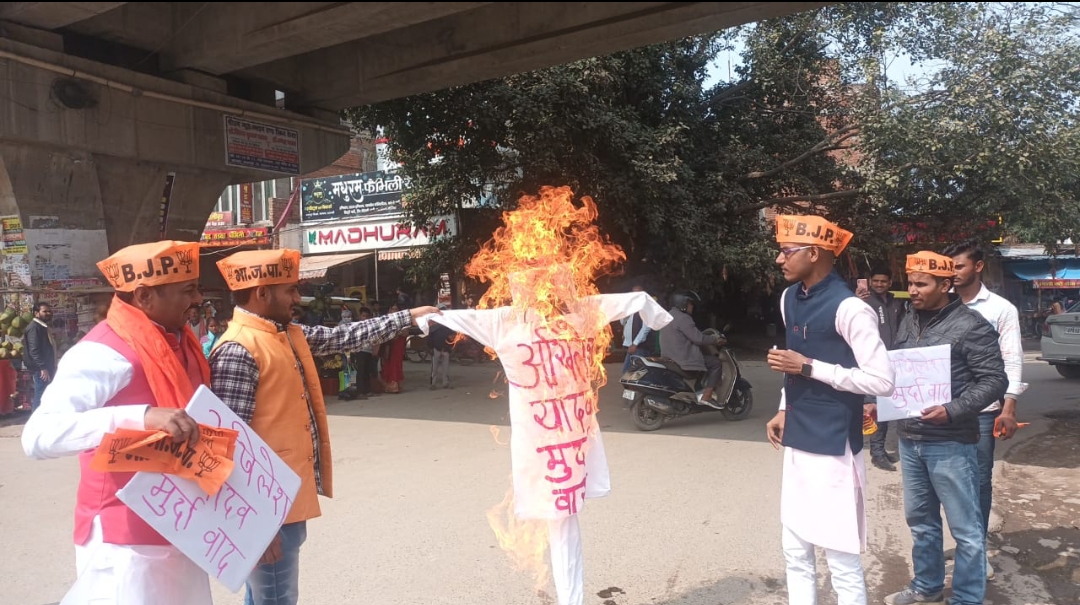 वाराणसी में भाजपा कार्यकर्ताओं ने फूँका अखिलेश यादव का पुतला
