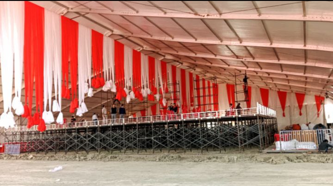 पीएम मोदी अब जनता के बीच होकर मंच पर पहुचेंगे