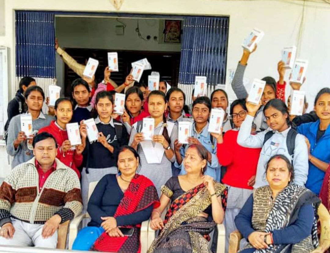 254 छात्राओ को मिला स्मार्ट फोन