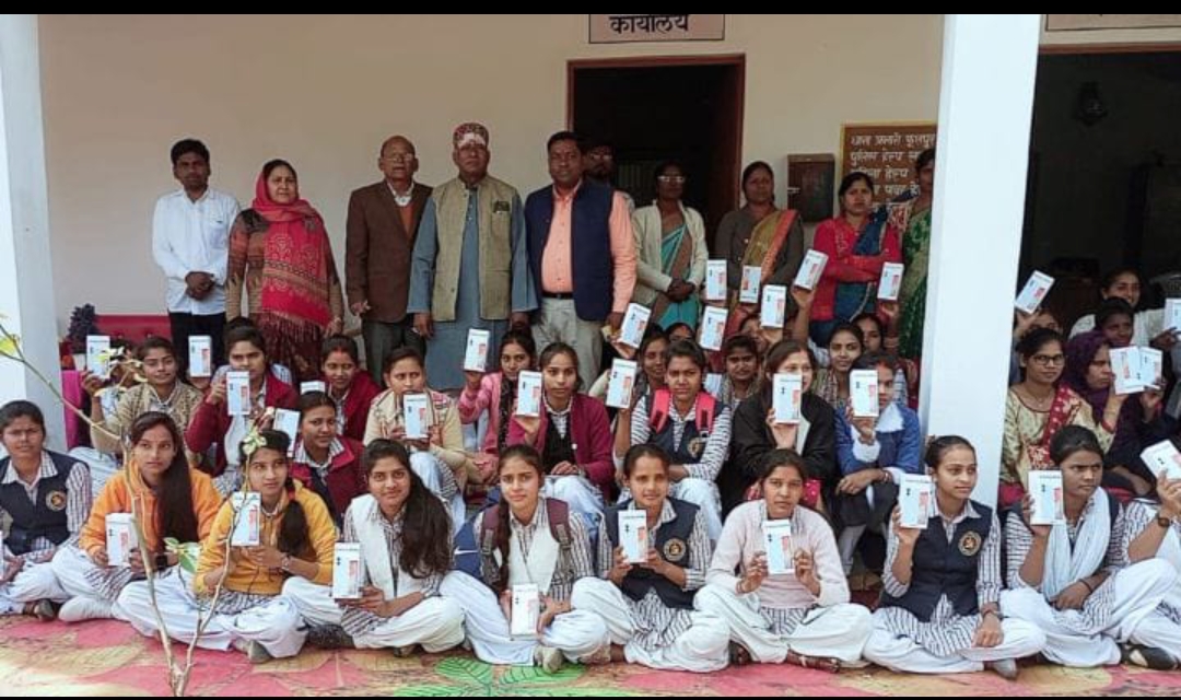 स्मार्ट फोन पाकर छात्राओ में खुशी