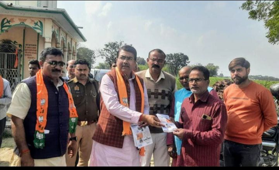 लोकसभा प्रभारी ने किया जनसंपर्क व किया सफाई