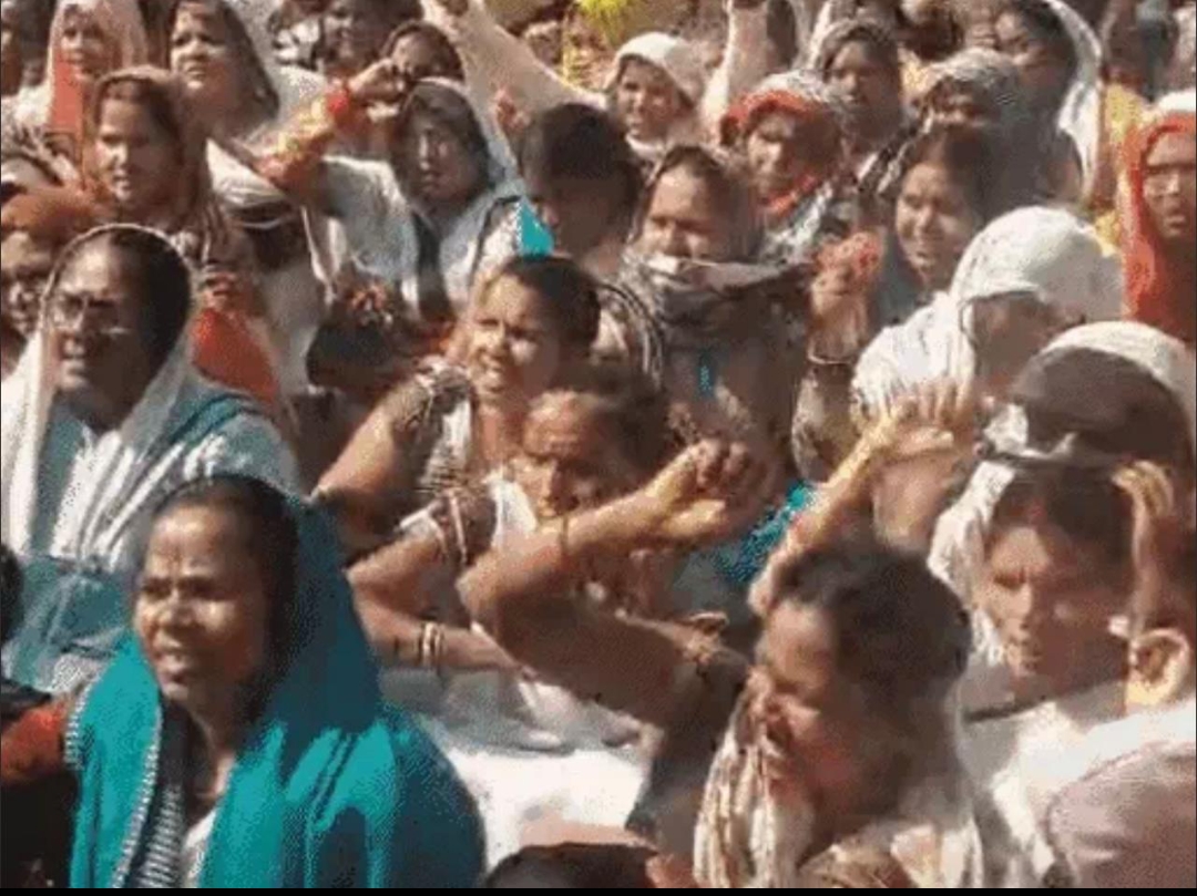 वाराणसी में डीएम ऑफिस पर आशा बहुओं का हंगामा