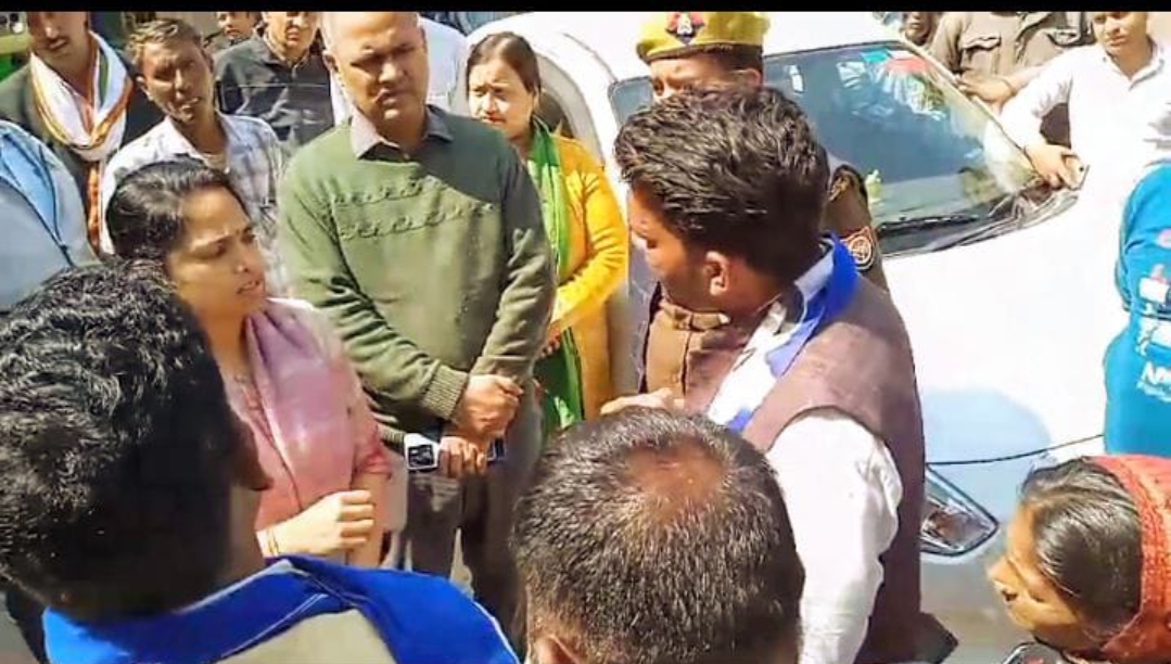 अंबेडकर प्रतिमा रखने को लेकर हुई धरना प्रदर्शन