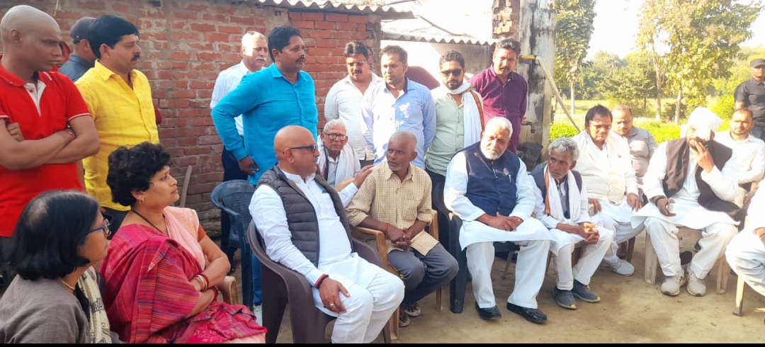 कांग्रेस के उत्तर प्रदेश अध्यक्ष अजय राय पहुंचे मोनिका पाल के घर