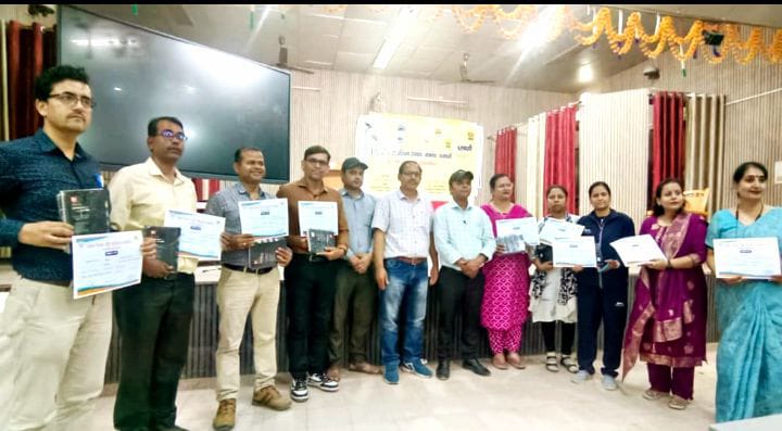 पिंडरा के कमलेश को कहानी विधा से शिक्षण में चौथी बार जनपद में प्रथम स्थान