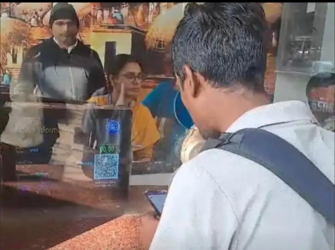 बनारस स्टेशन पर QR कोड से यात्री खरीद सकेंगे टिकट