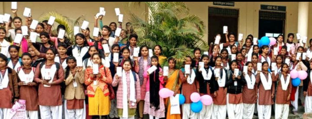 स्मार्ट फोन पाकर चहक उठी छात्राएं