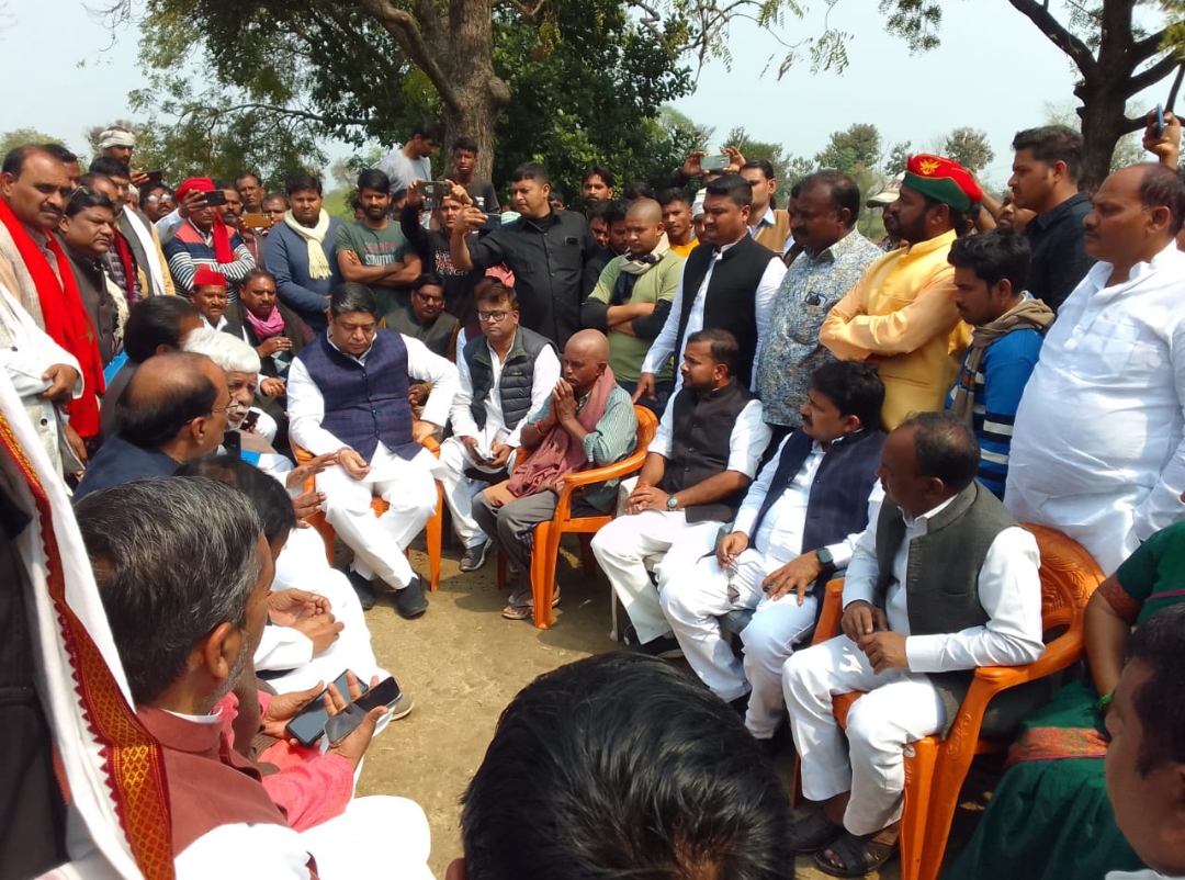 मोनिका पाल हत्याकांड में परिजनों से मिला सपा का प्रतिनिधिमंडल