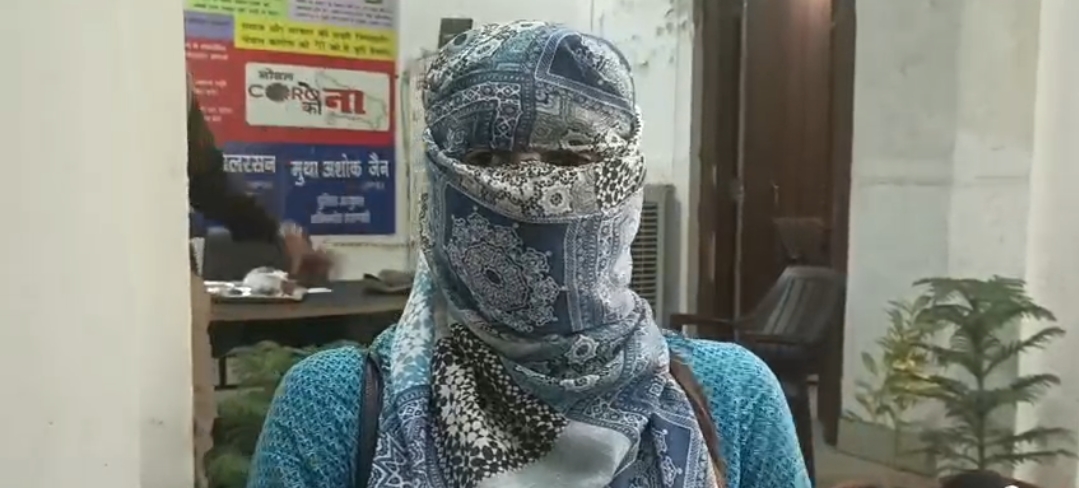 पूर्व प्रमुख पर युवती ने लगाया रेप का आरोप