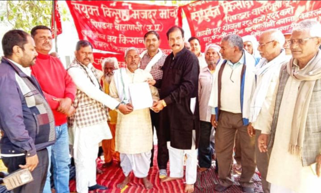 किसानों के धरने में पहुचे किसान प्रकोष्ठ कॉग्रेस के पदाधिकारी