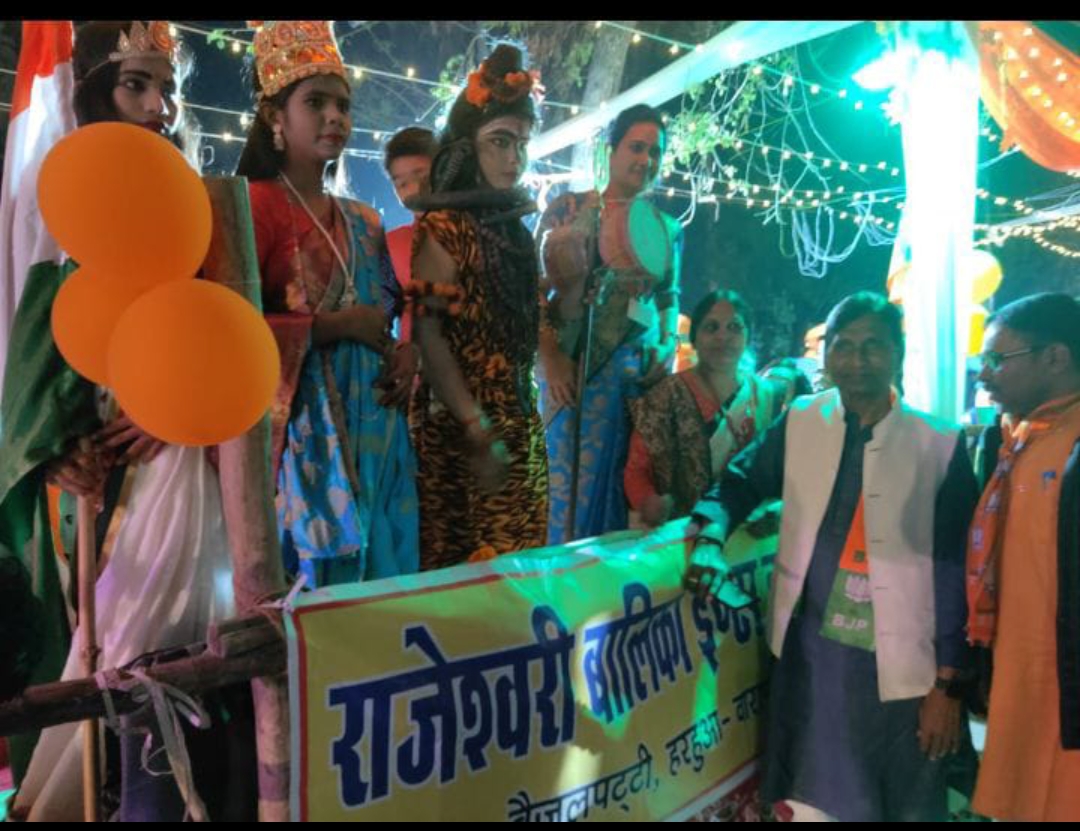 स्वागत करने वालों में स्कूली बच्चे पहुंचे थे एयरपोर्ट पर