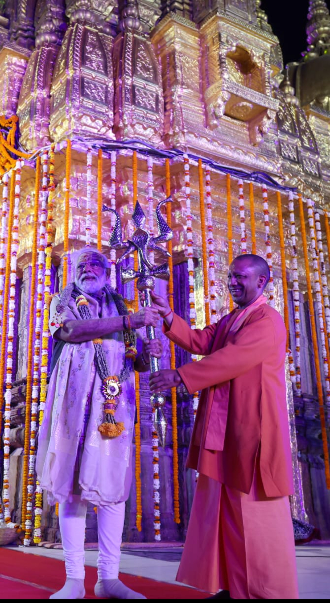 प्रधानमंत्री मोदी ने काशी विश्वनाथ मंदिर में किया दर्शन-पूजन