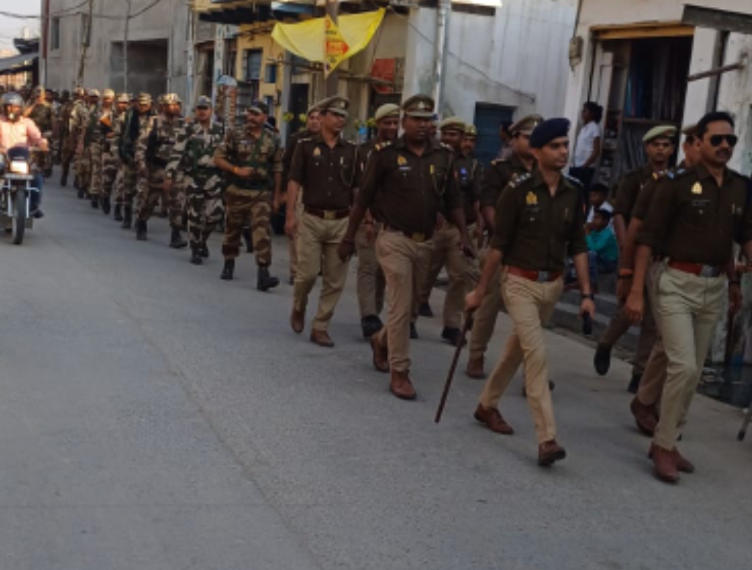 आगामी लोकसभा निर्वाचन-2024 को शांतिपूर्ण एवं सकुशल संपन्न कराये जाने के दृष्टिगत श्री आकाश कुमार पटेल, अपर पुलिस उपायुक्त गोमती जोन द्वारा फूलपुर अन्तर्गत पुलिस बल एवं पैरामिलिट्री फोर्स के साथ फ्लैग मार्च किया गया