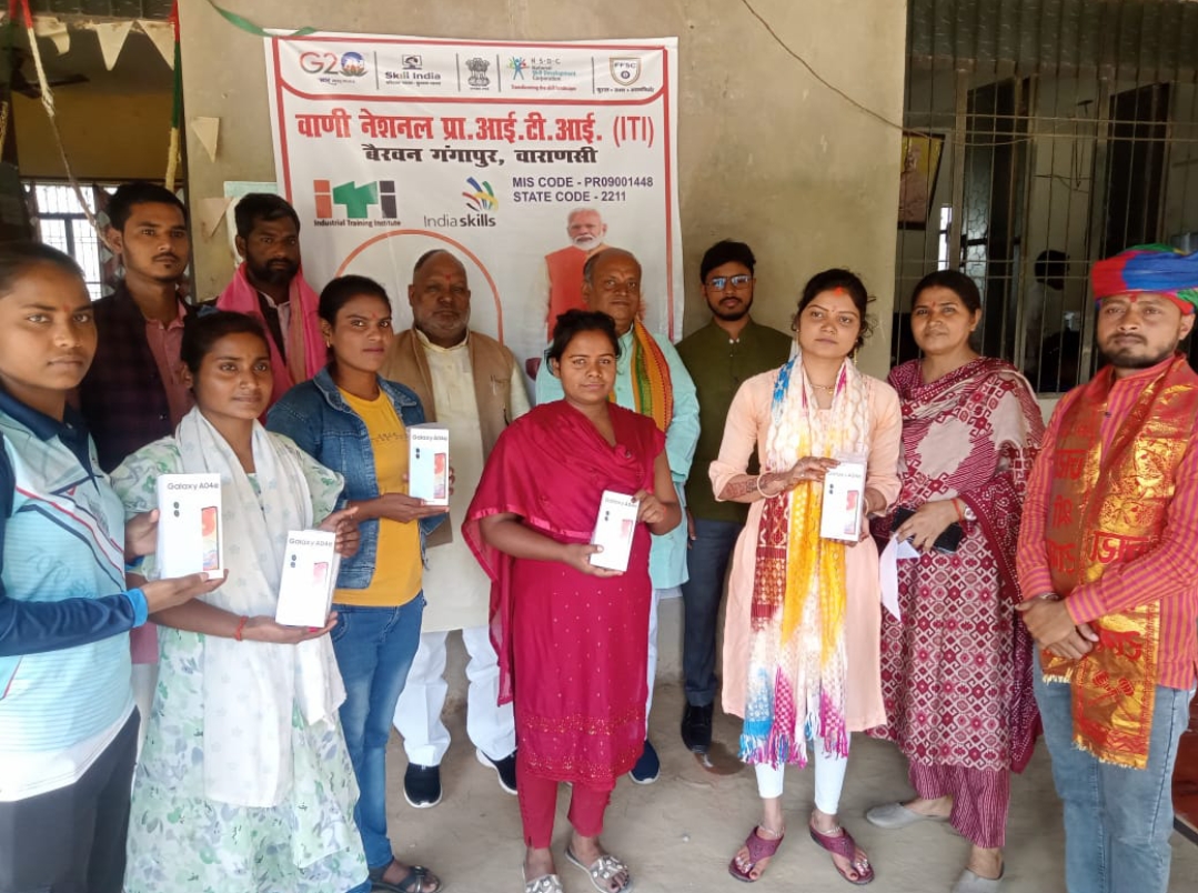 एमएलसी एवं भाजपा जिलाध्यक्ष ने ब्यूटी पार्लर की प्रशिक्षण ले रही महिलाओं को वितरित किया स्मार्टफोन