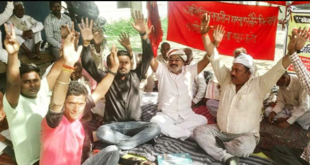 किसानों के धरने के बीच पहुचे किसान संगठन के पदाधिकारी