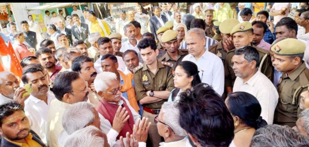 काशी द्वार के विरोध में धरने पर बैठे ने तहसील मार्ग को किया जाम