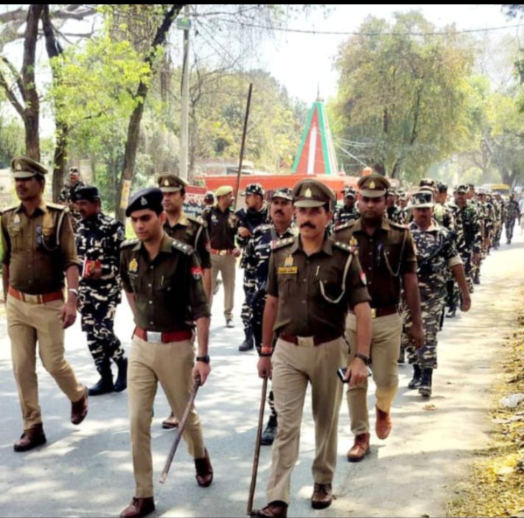 निकला फ़्लैग मार्च, हटाये गए पोस्टर