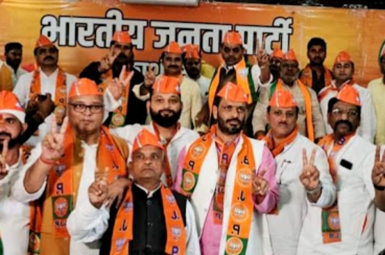 BJP ने वाराणसी में कांग्रेस को दिया तगड़ा झटका, पूर्व विधायक समेत कई कांग्रेस नेता बीजेपी में शामिल