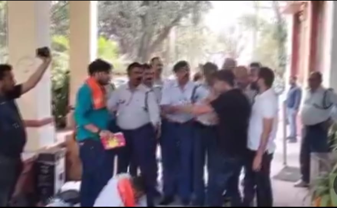 वाराणसी : काशी हिंदू विवि में छात्रों, प्रॉक्टोरियल टीम के बीच नोकझोंक