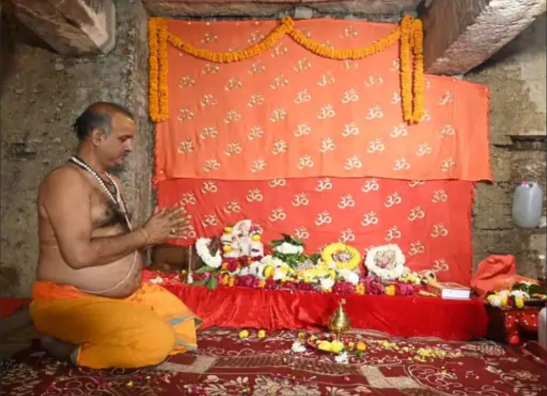 व्यास तहखाने की छत पर नमाज रोकने की सुनवाई टली