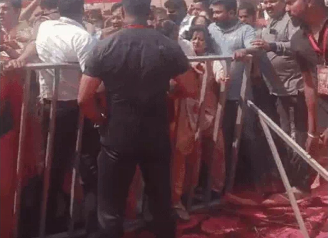 बागेश्वर वाले धीरेंद्र शास्त्री के दरबार में भगदड़ जैसे हालात