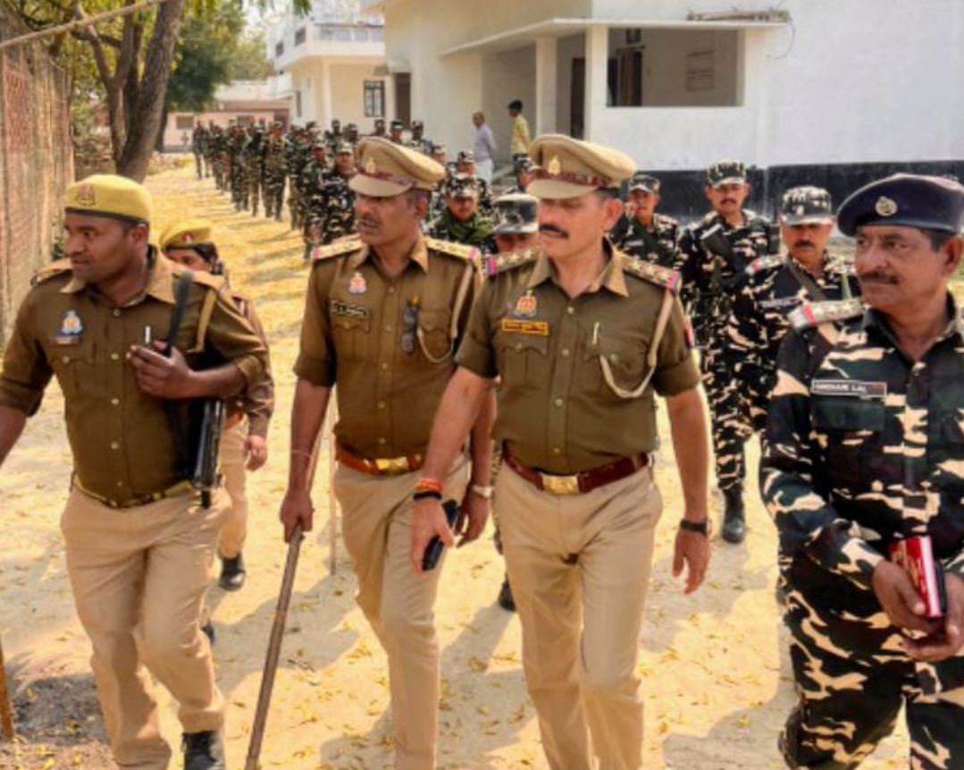 पुलिस बल व पैरा मिलिट्री फोर्स के साथ फ्लैग मार्च