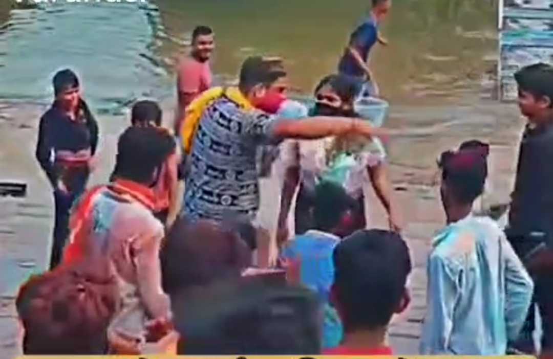 बनारस का यह वायरल वीडियो शर्मिंदा करने वाला है