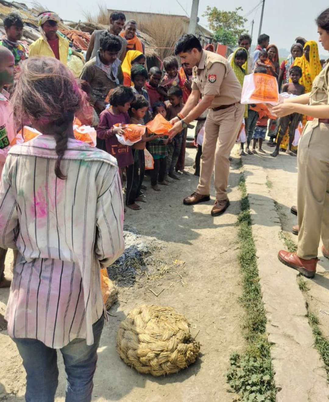 गरीबों के बीच जाकर खुशियां बाटी