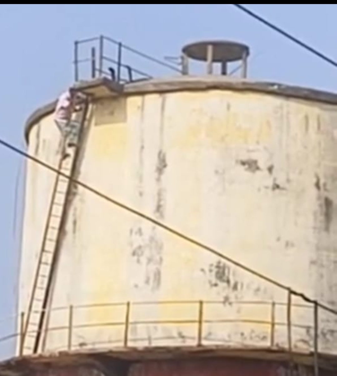 शराब के नशे में पानी की टंकी पर चढ़ा ब्यक्ति, शोले के वीरू की तरह कई घंटे किया ड्रामा