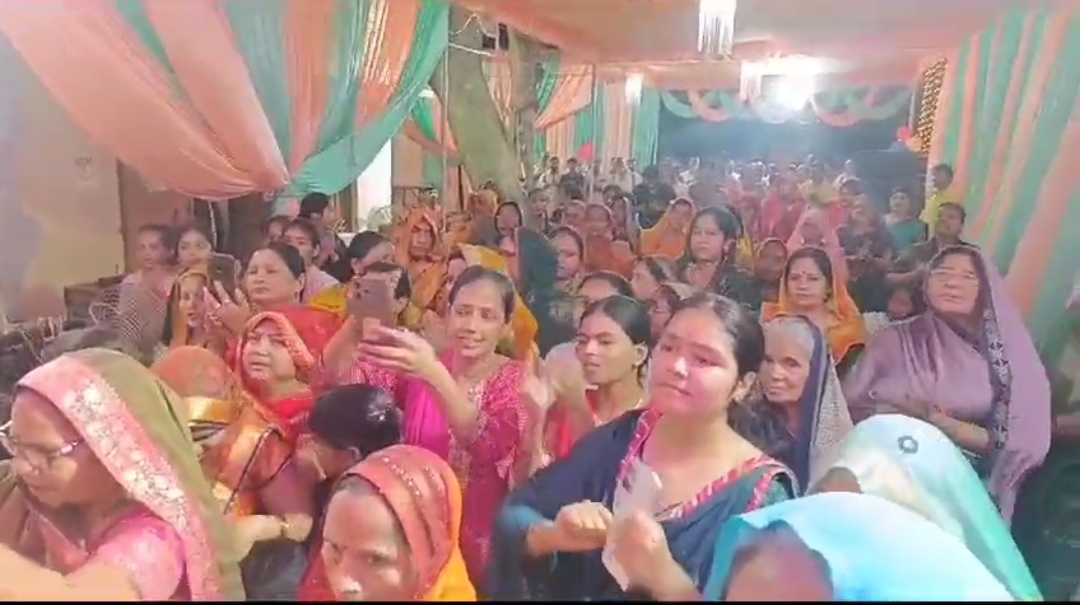 श्री कृष्ण जन्मोत्सव पे नाच गाने के साथ श्रद्धालु पूर्वक कथा को श्रवण किये।