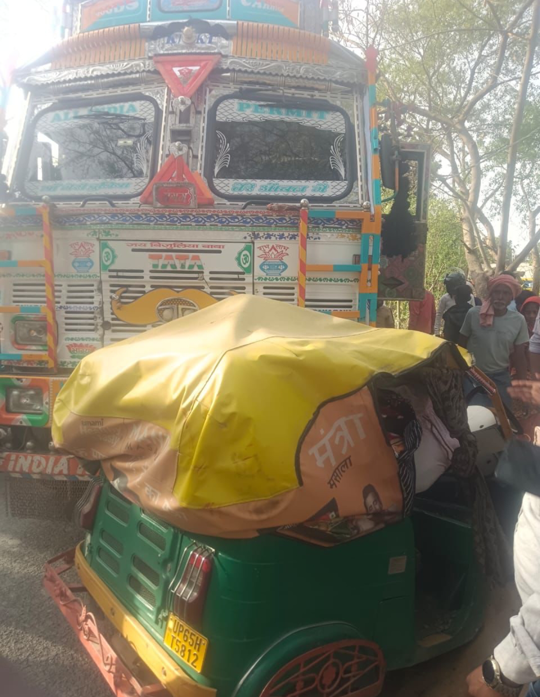 तेज रफ्तार ट्रक ने आटो को मारी टक्कर