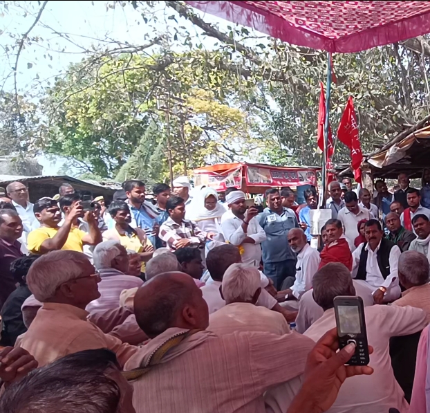 किसानों ने पुलिस पर लगाया धमकी देने का आरोप