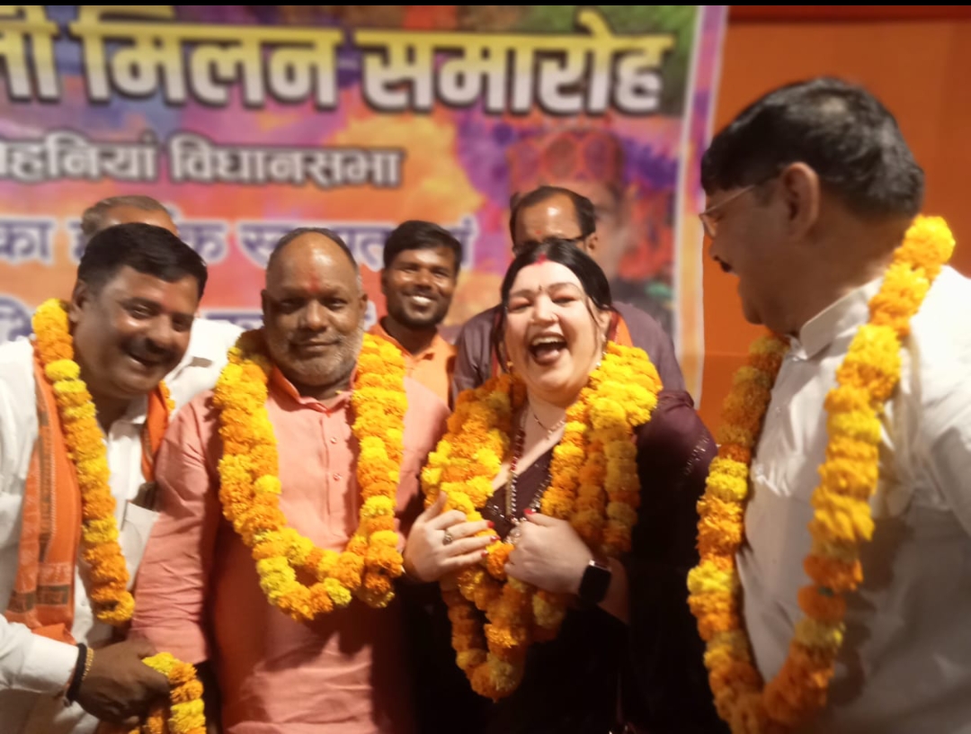 पूर्व विधायक के आवास पर आयोजित होली समारोह में खेली फूलों की होली