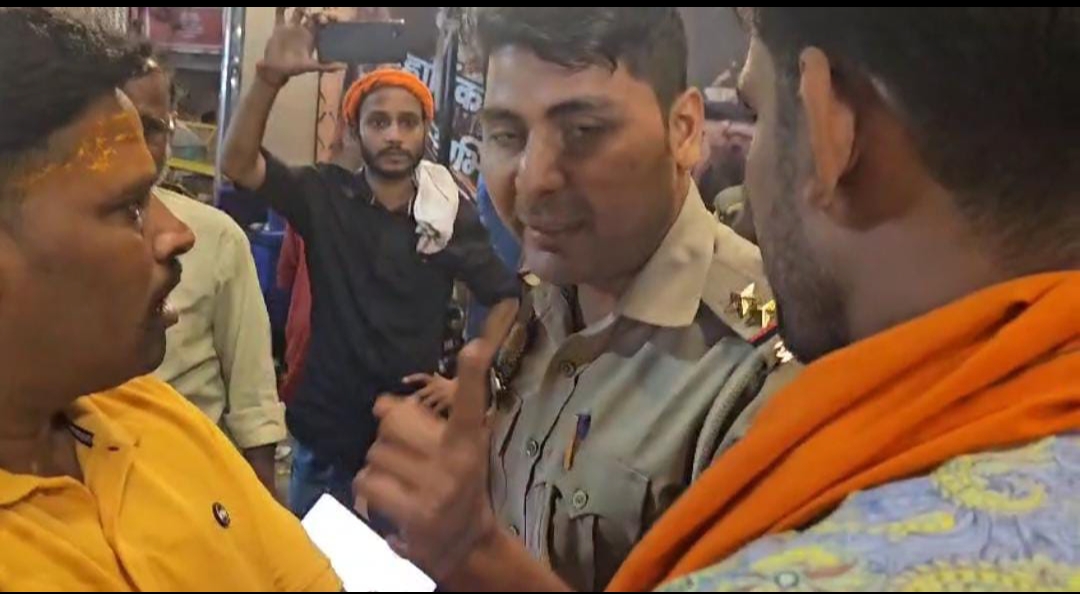 पुलिस और हिंदू संगठन के बीच मारपीट का आखिर क्या है सच