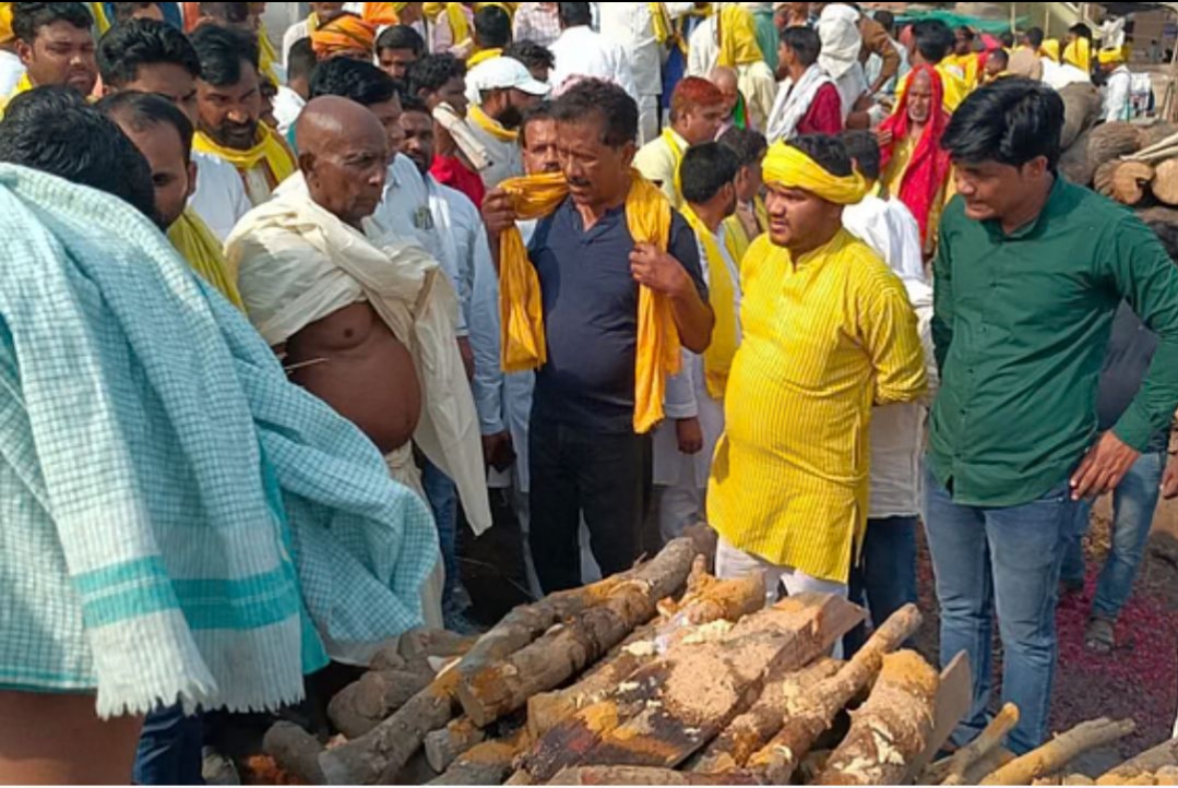 पंचतत्व में विलीन हुईं कैबिनेट मंत्री ओम प्रकाश की मां, पति शन्नू राजभर ने दी मुखाग्नि