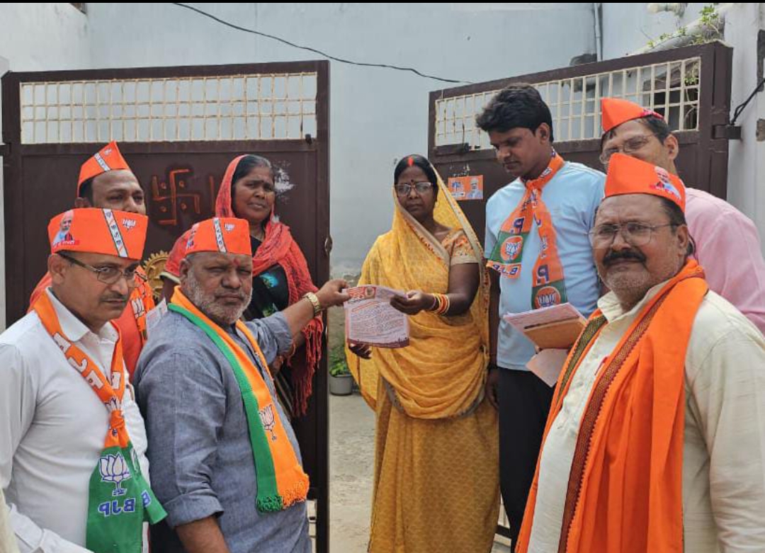 एमएलसी/जिलाध्यक्ष एवं जिला पंचायत अध्यक्ष ने घर-घर वितरित किया मतदाता पर्ची