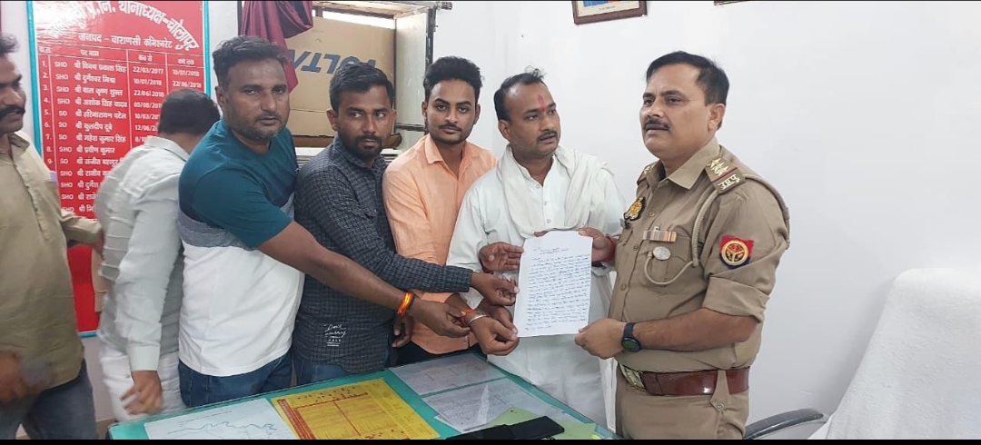 अखिलेश यादव के फोटो पर युवक ने किया पेशाब