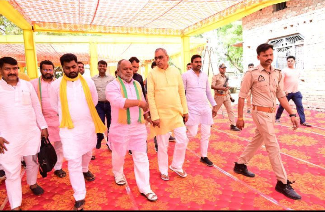 शोक संवेदना व्यक्त करते राज्यमंत्री दानिश आज़ाद भी पहुँचे