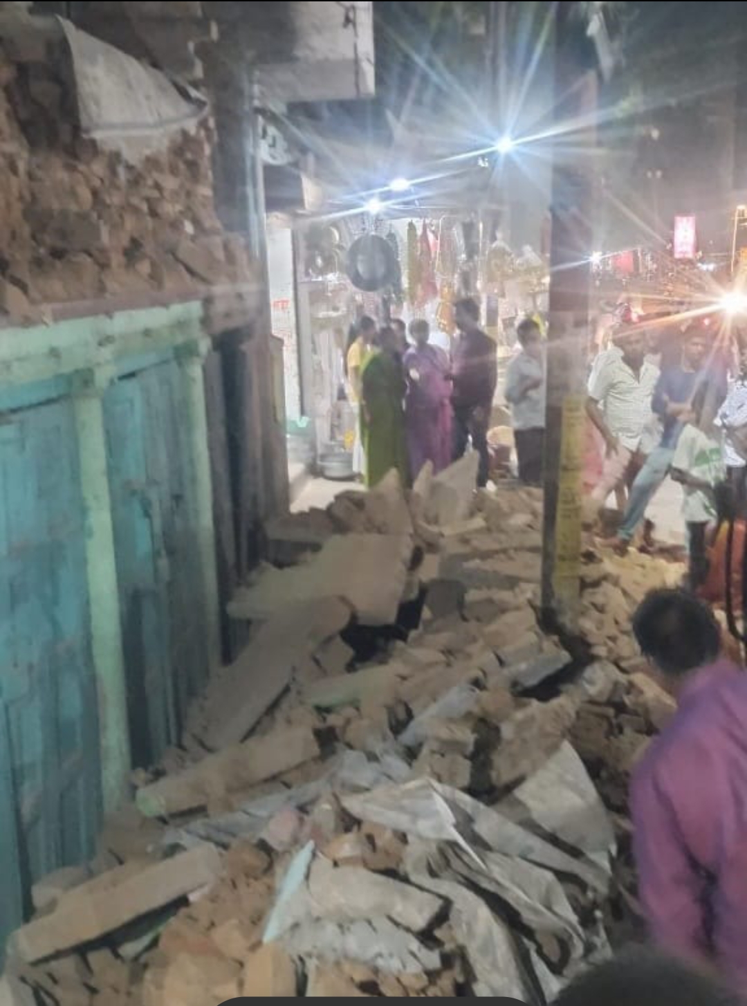 जर्जर मकान गिरने से बाल बाल बचे लोग, नाली हुई क्षतिग्रस्त