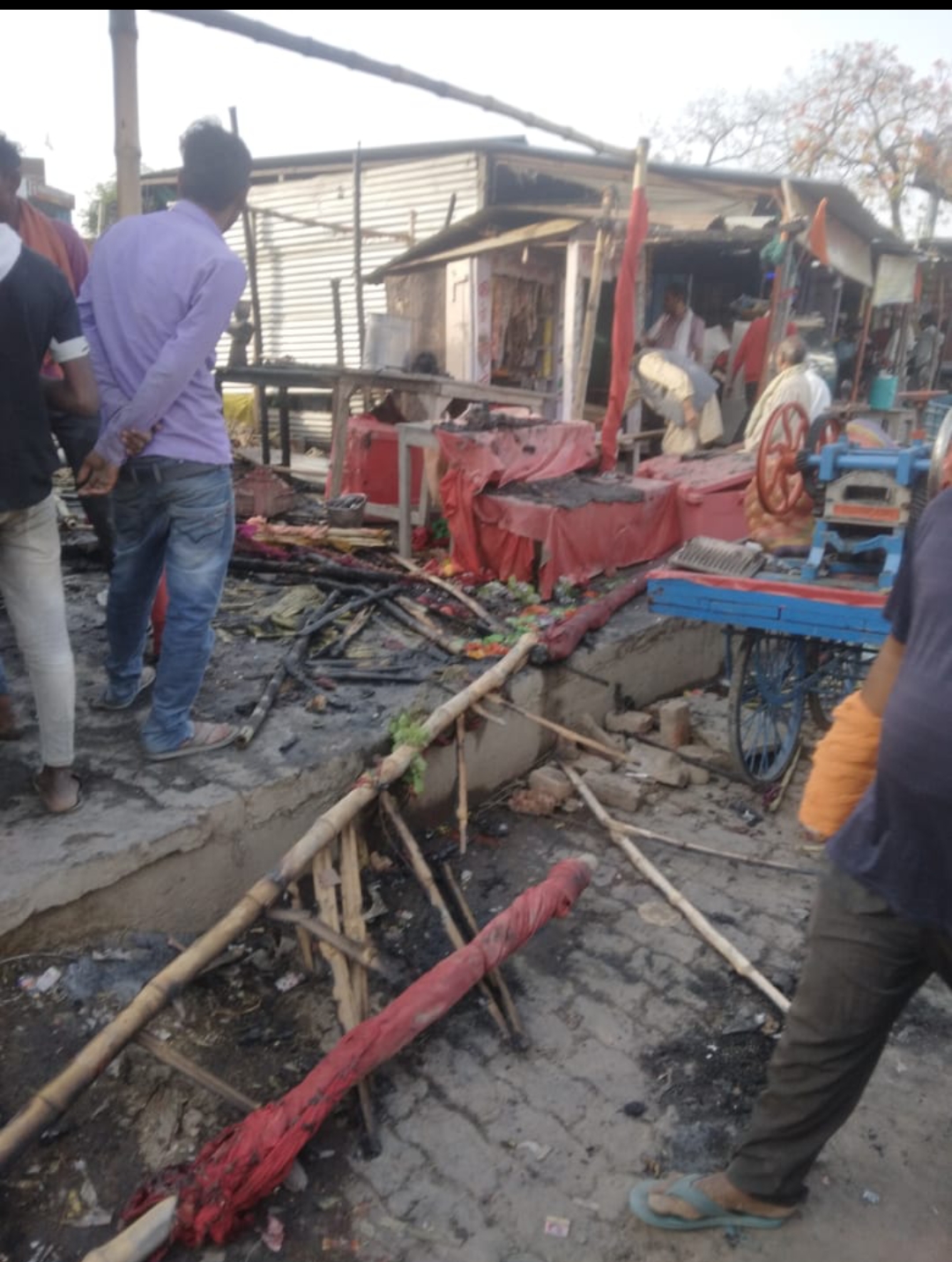 मिठाई के कारखाने व जूस के दुकान में लगी आग, 4 लाख से अधिक का नुकसान