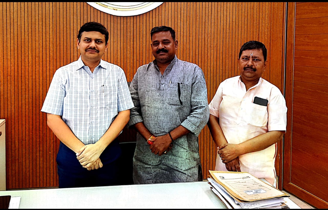 विश्वनाथ धाम मे पर्ची शुल्क हटाने के लेकर मंडलायुक्त से मिले सपाई