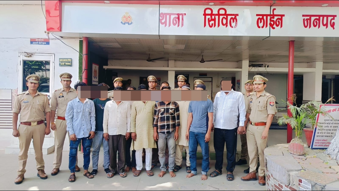 थाना सिविल लाईन पुलिस द्वारा ताश के पत्तों से हार जीत की बाजी लगाकर जुआ खेलते हुए 10 अभियुक्तों को किया गिरफ्तार, 95960 रुपये नगद व 02 ताश की गड्डी बरामद।